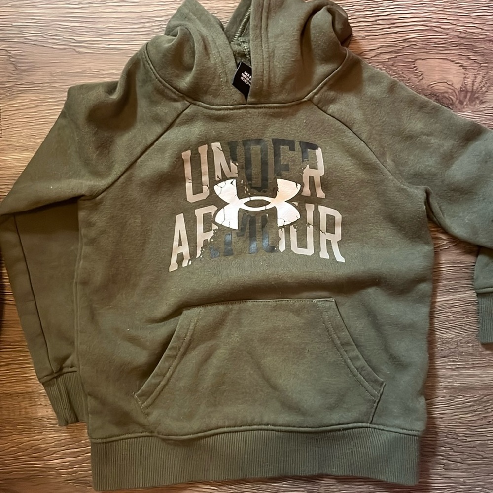 Pre loved 💙👦🏻 underarmour sweatshirt 5T excellent condition